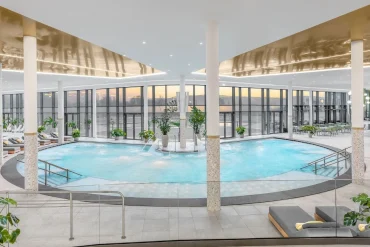 La grande piscine thermale intérieure de l'Eden Spa du Primore, à Hévíz en Hongrie