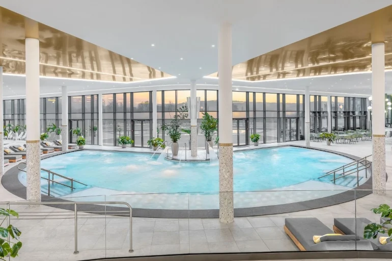 La grande piscine thermale intérieure de l'Eden Spa du Primore, à Hévíz en Hongrie