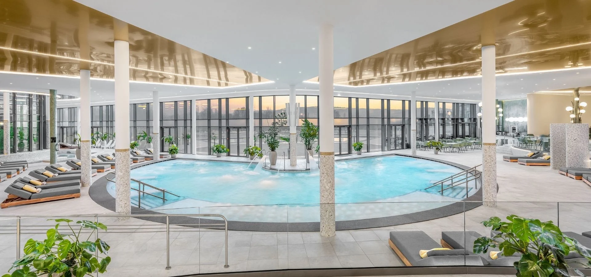 La grande piscine thermale intérieure de l'Eden Spa du Primore, à Hévíz en Hongrie