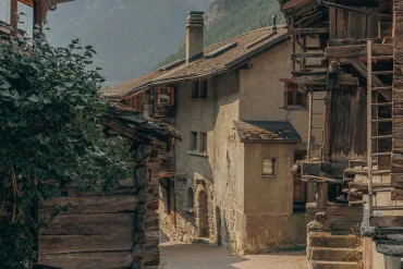 Les raccards du village d'Evolène, dans le Val d'Hérens, où s'installe Le Rucher