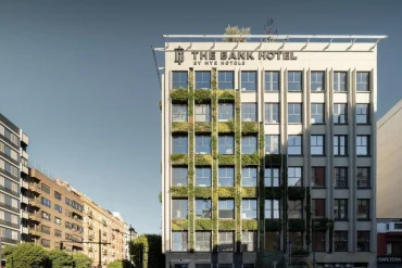 La façade de l’hôtel The Bank, avenue du Port à Valence, avec son jardin vertical