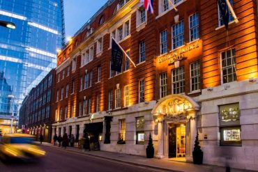 Façade du London Bridge Hotel, futur Tapestry Collection by Hilton, la nuit