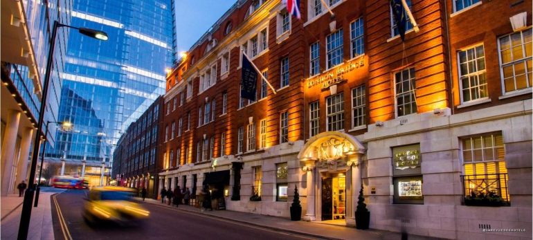 Façade du London Bridge Hotel, futur Tapestry Collection by Hilton, la nuit