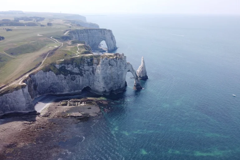 La falaise d'Aval et l'Aiguille d'Étretat, décor de la fin de Lupin