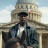 Omar Sy à cheval devant le Panthéon dans la partie 4 de Lupin