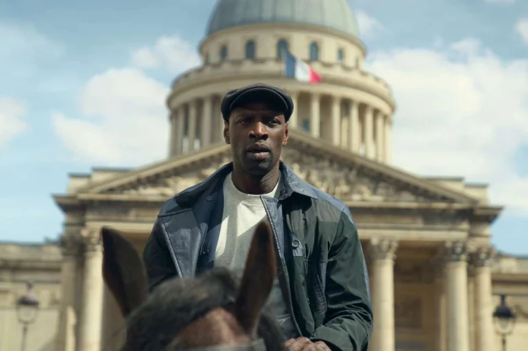 Omar Sy à cheval devant le Panthéon dans la partie 4 de Lupin