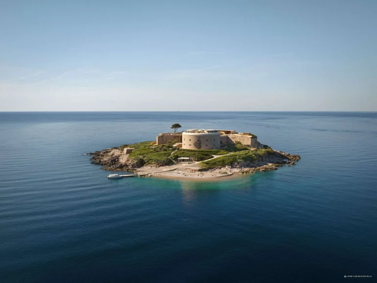 L’hôtel Mamula Island by Banyan Tree, au Monténégro : un ancien camp d’internement devenu adresse de luxe, et le débat qui ne retombe pas