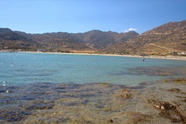 La baie de Manganari, sur l'île d'Ios, eau turquoise et longue plage de sable au pied des collines