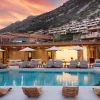 La piscine du Cayo Exclusive Resort & Spa à Plaka, avec la baie d’Elounda au coucher du soleil