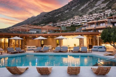 La piscine du Cayo Exclusive Resort & Spa à Plaka, avec la baie d’Elounda au coucher du soleil