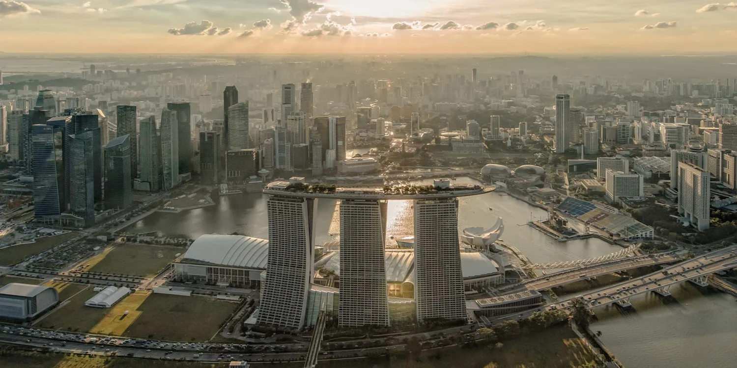 Vue aérienne des trois tours et du SkyPark face au quartier d'affaires et à la baie