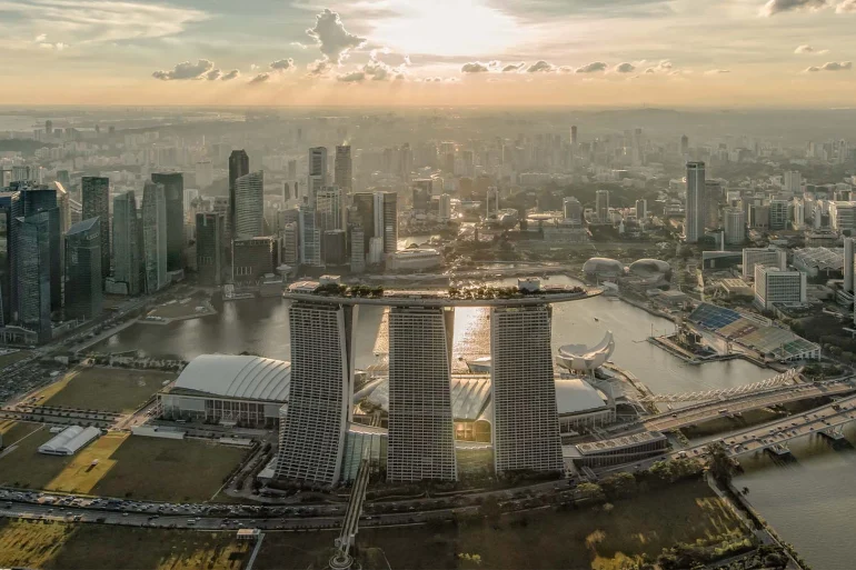 Vue aérienne des trois tours et du SkyPark face au quartier d'affaires et à la baie