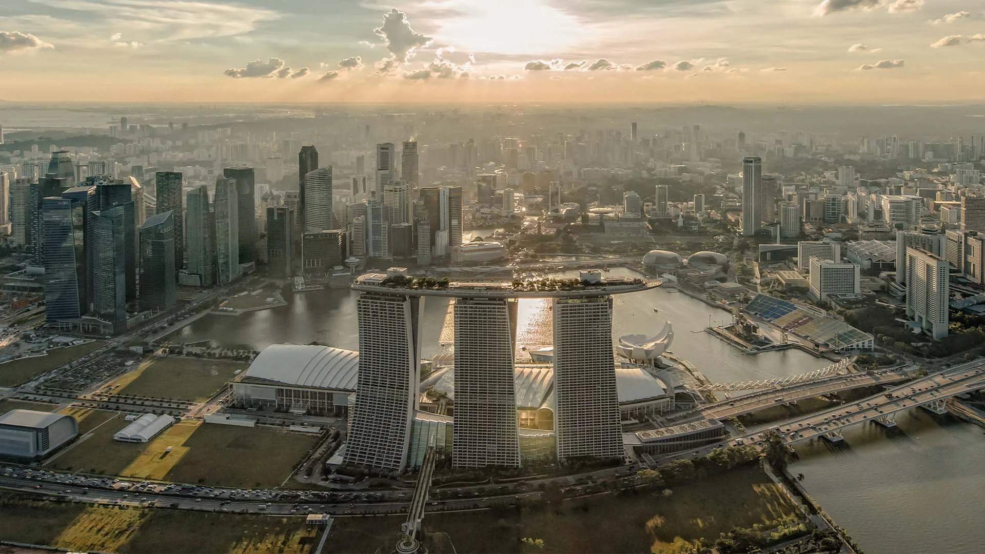 Vue aérienne des trois tours et du SkyPark face au quartier d'affaires et à la baie