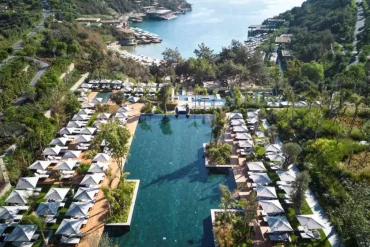 Vue aérienne du Maxx Royal Bodrum, ses villas et sa lagune à Göltürkbükü