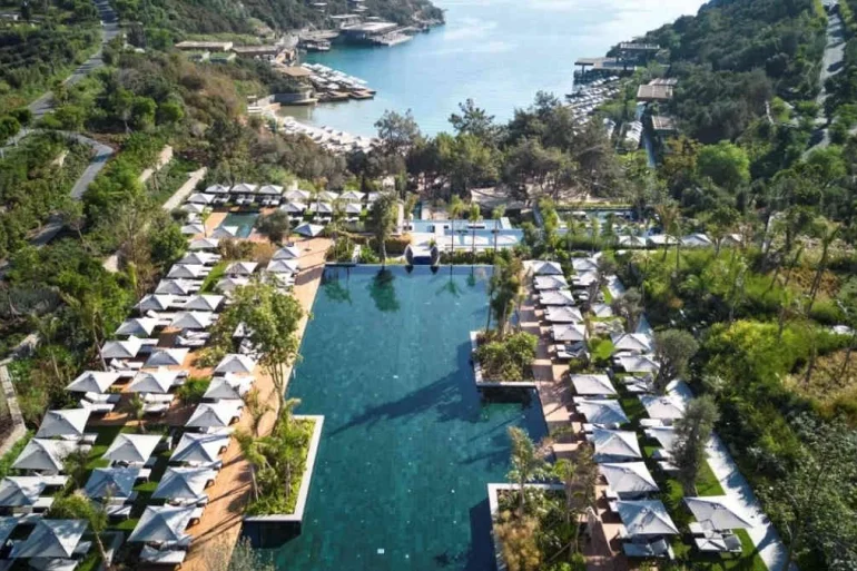 Vue aérienne du Maxx Royal Bodrum, ses villas et sa lagune à Göltürkbükü