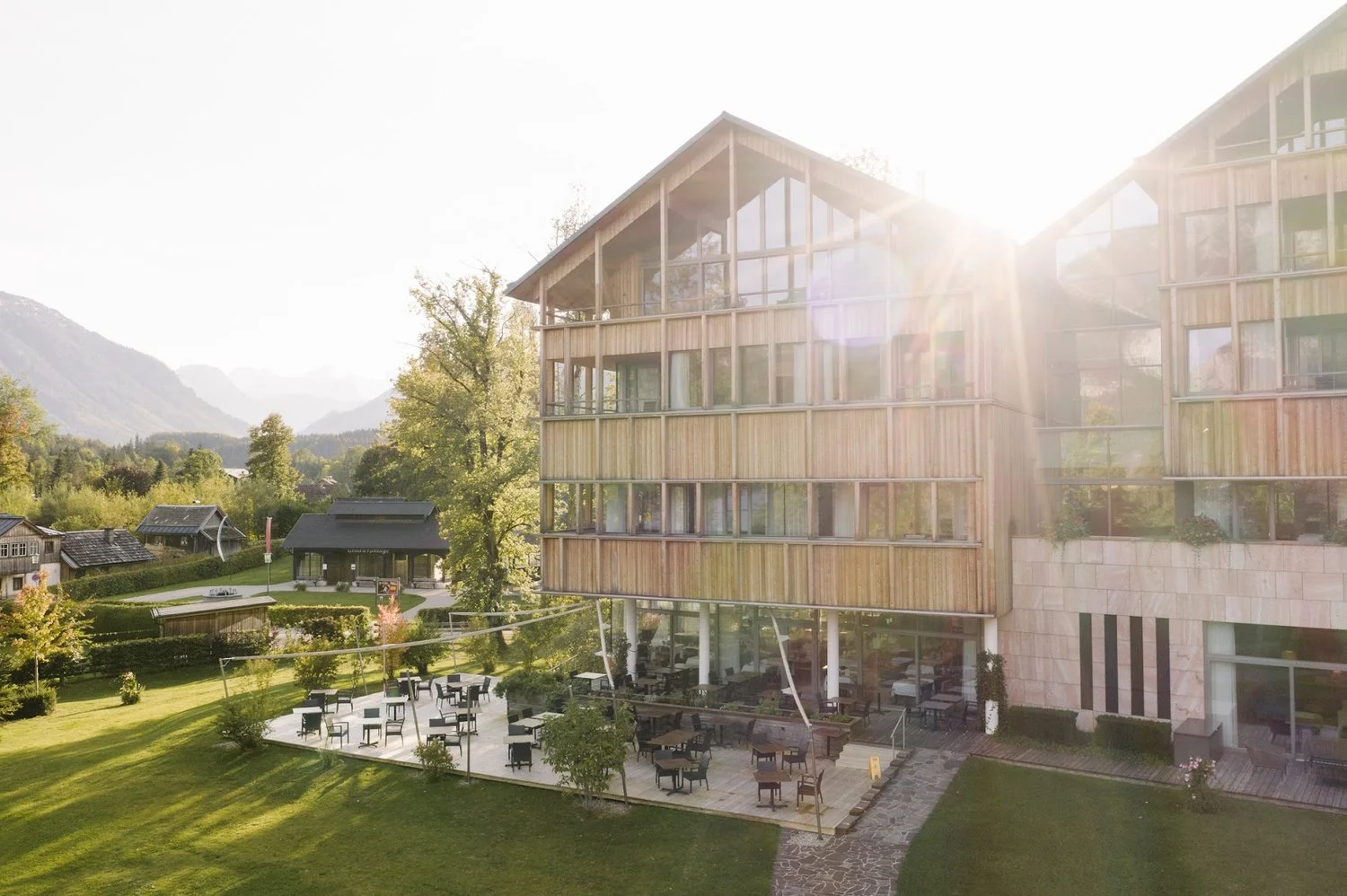 Le bâtiment de MAYRLIFE Altaussee au lever du jour