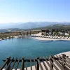Piscine extérieure du Meysari Grand Hotel & SPA à Shamakhi, transats et pergolas face aux collines du Caucase, en Azerbaïdjan
