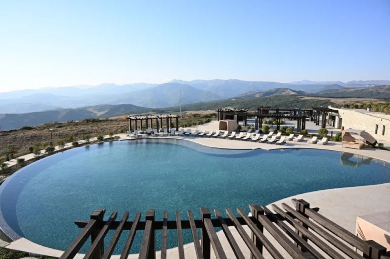 Piscine extérieure du Meysari Grand Hotel & SPA à Shamakhi, transats et pergolas face aux collines du Caucase, en Azerbaïdjan