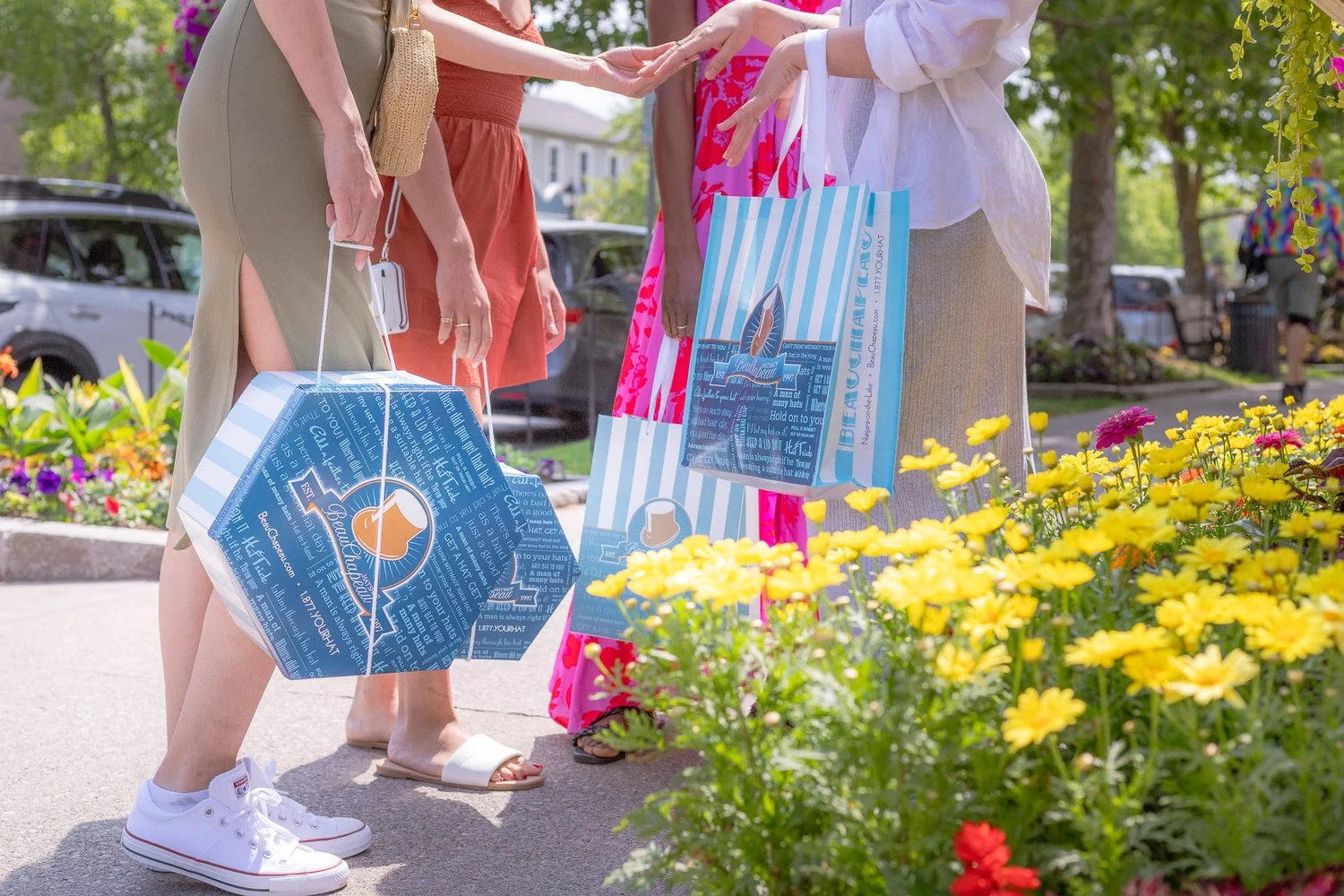 Les boutiques et les massifs fleuris de Queen Street, à Niagara-on-the-Lake
