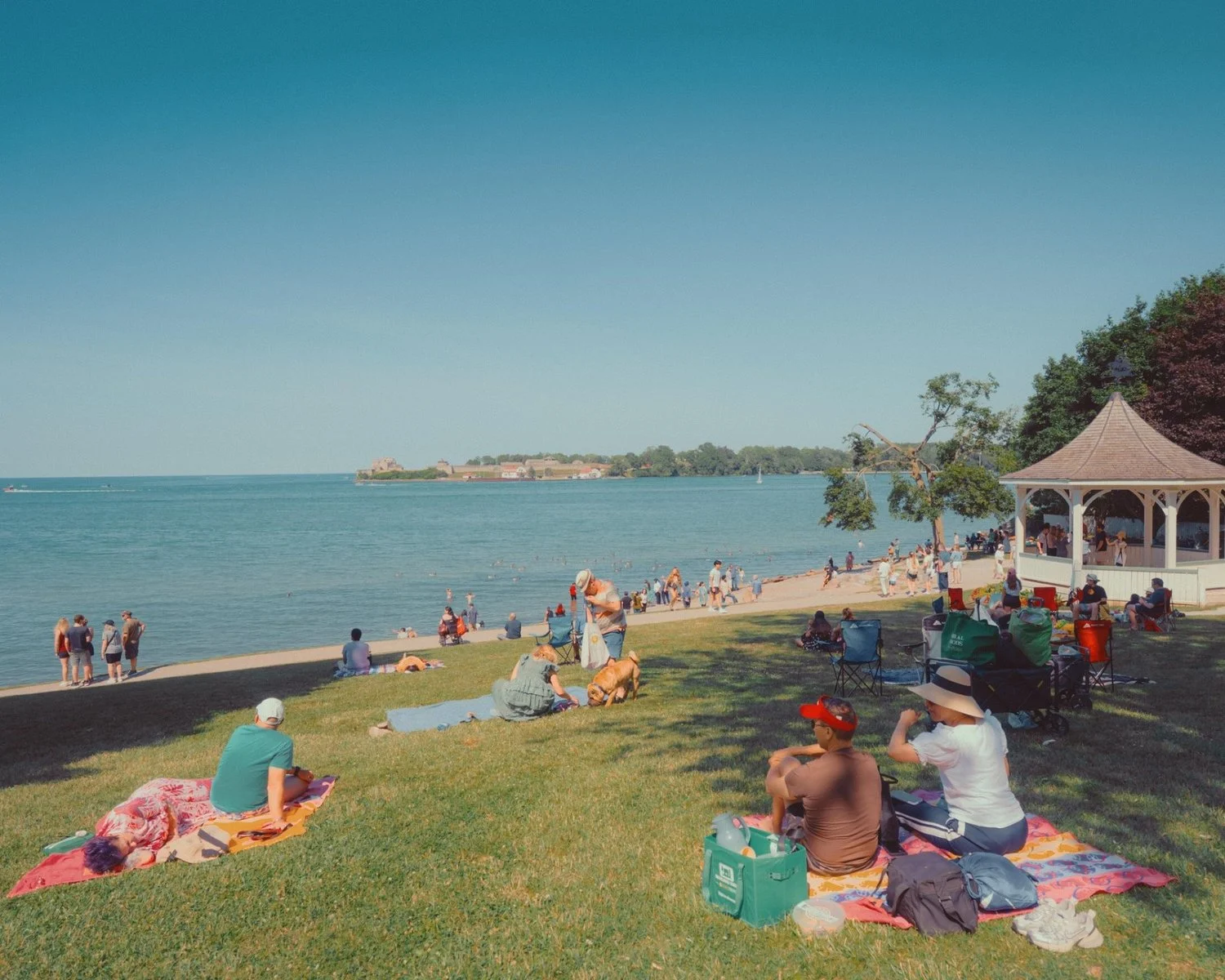 La rive du lac Ontario à Niagara-on-the-Lake, et son kiosque