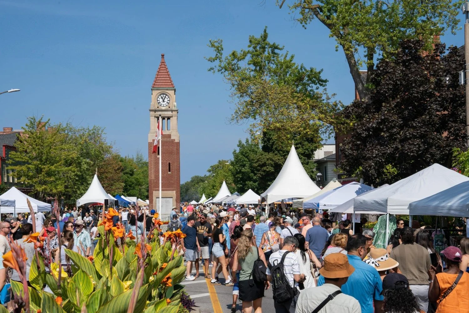 La tour de l'horloge de Queen Street, à Niagara-on-the-Lake, un jour de festival