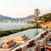 La piscine à débordement du Nírema Hotel & Spa Samos face à la baie de Vathy