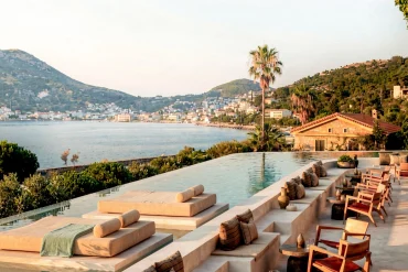 La piscine à débordement du Nírema Hotel & Spa Samos face à la baie de Vathy