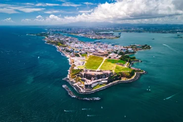Vue aérienne du Vieux San Juan et du fort San Felipe del Morro, à Porto Rico, futur site du Nobu Hotel San Juan