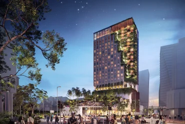 Rendu de nuit du NoMad Singapore, tour à la façade végétalisée en cascade sur Orchard Road, terrasse animée au pied