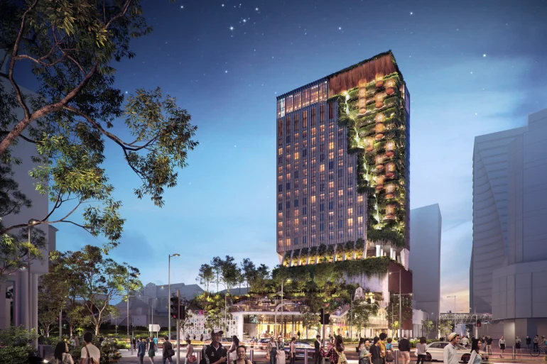 Rendu de nuit du NoMad Singapore, tour à la façade végétalisée en cascade sur Orchard Road, terrasse animée au pied