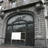 Façade du palace Le Sarciron au Mont-Dore, porte en fer forgé Art nouveau et balcons, rue Meynadier
