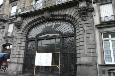 Façade du palace Le Sarciron au Mont-Dore, porte en fer forgé Art nouveau et balcons, rue Meynadier