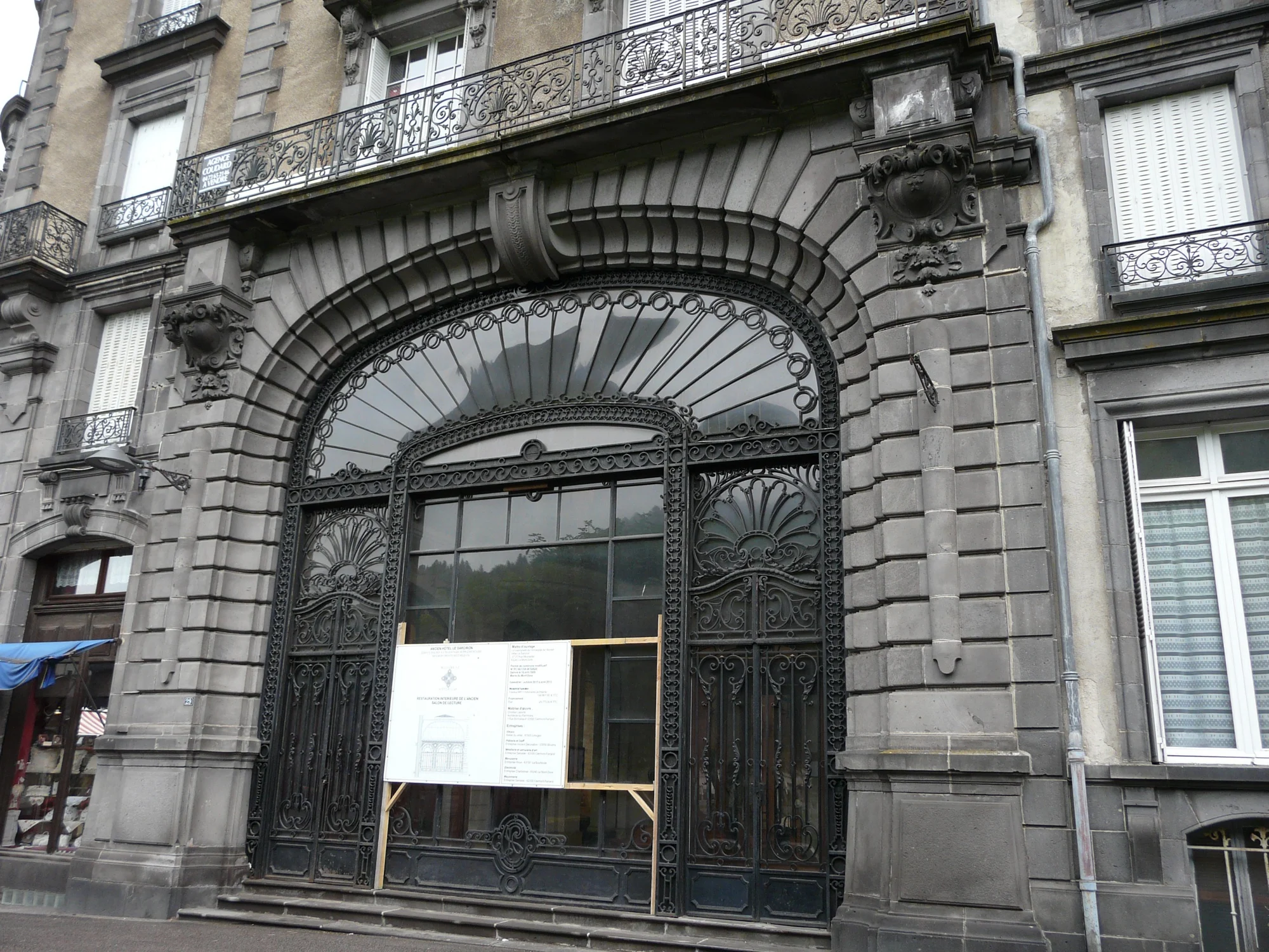 Façade du palace Le Sarciron au Mont-Dore, porte en fer forgé Art nouveau et balcons, rue Meynadier