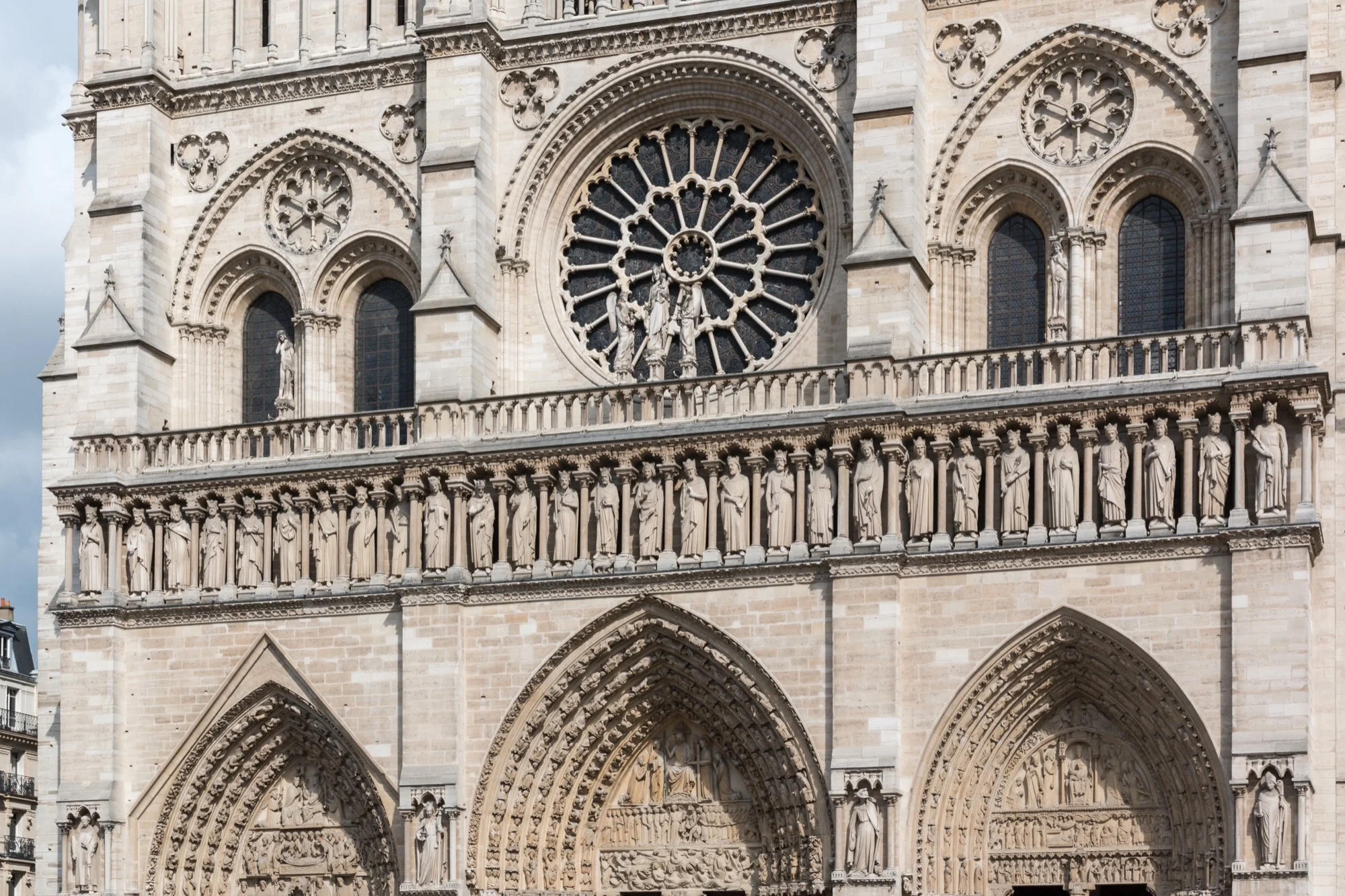 Façade occidentale de Notre-Dame de Paris, sa rosace et la galerie des rois, où le pape Léon XIV célèbre les vêpres le 25 septembre 2026