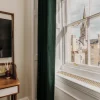 Chambre du Parade Hotel Bath avec tête de lit rouge, cheminée d'époque et fenêtre à guillotine géorgienne