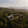 Le Peppers Clear Mountain vu du ciel, au milieu de la forêt de Moreton Bay, près de Brisbane