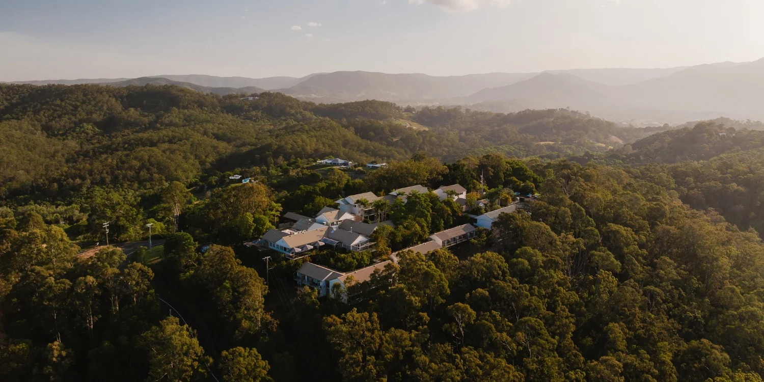 Le Peppers Clear Mountain vu du ciel, au milieu de la forêt de Moreton Bay, près de Brisbane