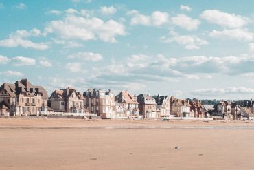 La plage de Villers-sur-Mer et son front de villas Belle Époque, dans le Calvados