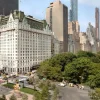 Vue aérienne de jour : façade château du Plaza, Grand Army Plaza et Central Park à droite, gratte-ciel de Billionaires'