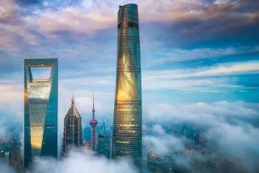 La tour de Shanghai au-dessus des nuages, où Jin Jiang exploite le J Hotel Shanghai Tower