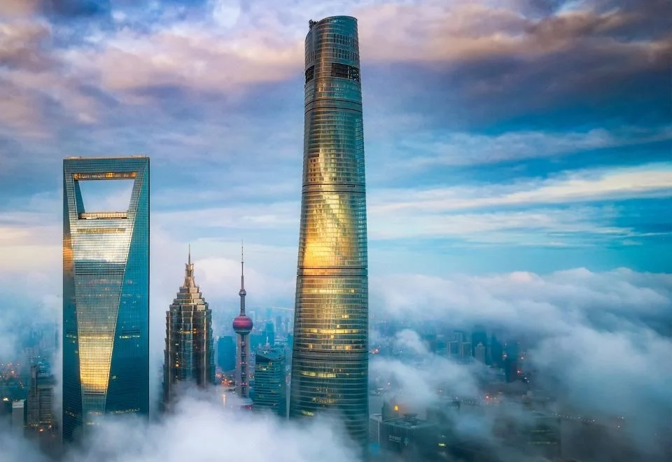 La tour de Shanghai au-dessus des nuages, où Jin Jiang exploite le J Hotel Shanghai Tower