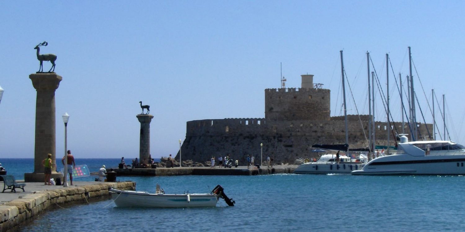 Le port Mandraki à Rhodes, en Grèce