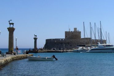 Le port Mandraki à Rhodes, en Grèce