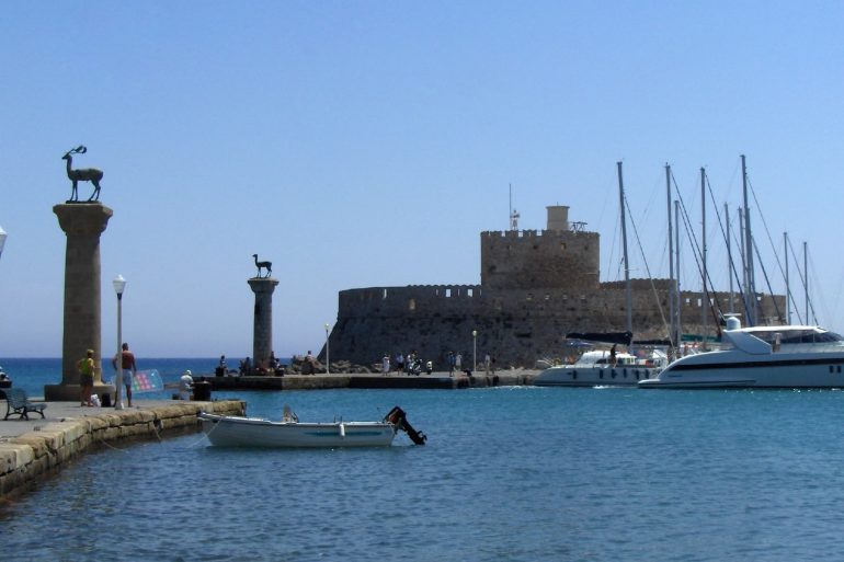 Le port Mandraki à Rhodes, en Grèce