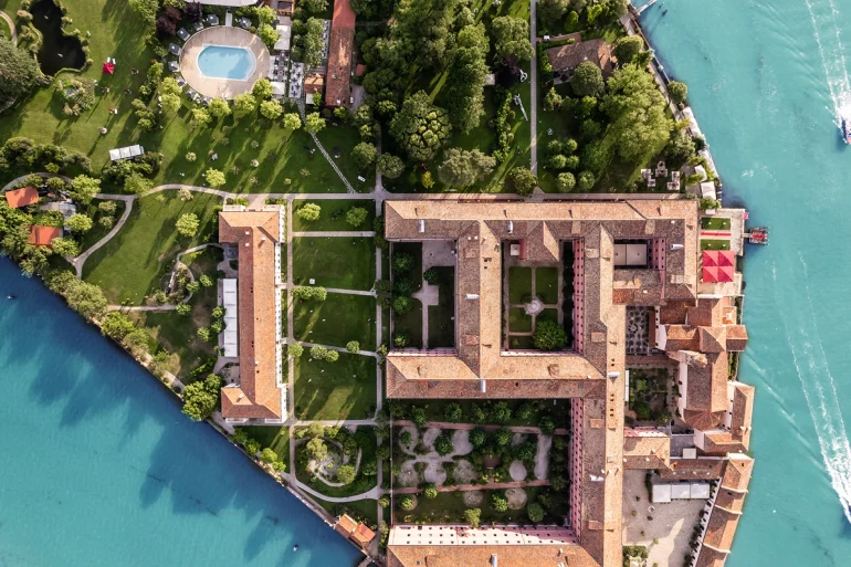 Vue aérienne de l'île et du San Clemente Palace dans la lagune de Venise