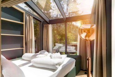Chalet de verre des Skyview Chalets au bord du lac de Dobbiaco, Dolomites