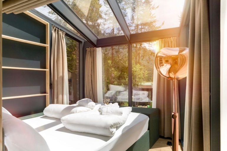 Chalet de verre des Skyview Chalets au bord du lac de Dobbiaco, Dolomites