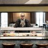 Le comptoir à sushis du restaurant Morimoto, au Mondrian Bordeaux Les Carmes