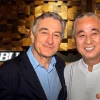Robert De Niro et le chef Nobu Matsuhisa devant l’enseigne du restaurant Nobu de Manille