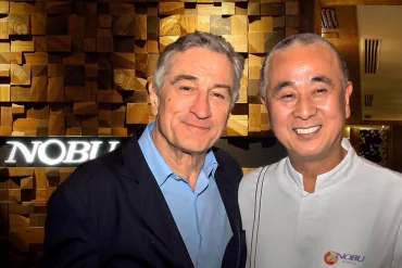 Robert De Niro et le chef Nobu Matsuhisa devant l’enseigne du restaurant Nobu de Manille
